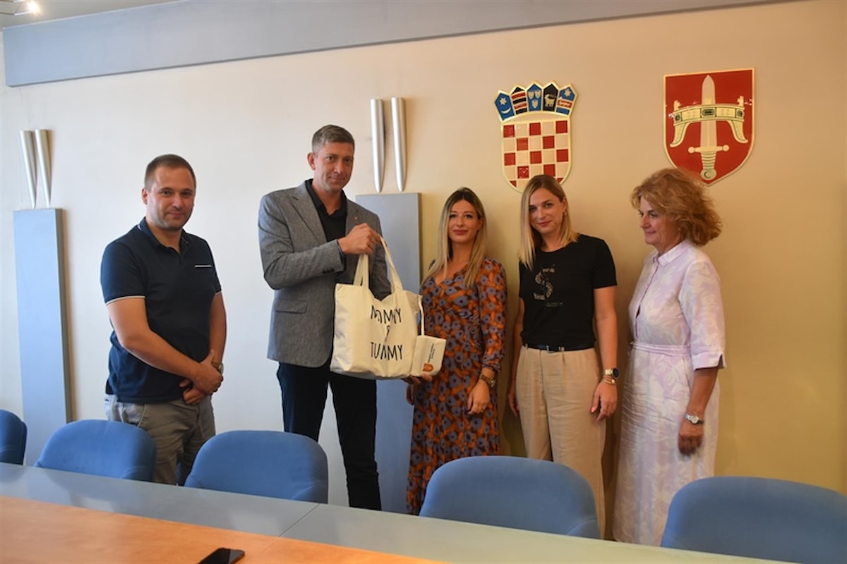 Šibensko-kninska županija osigurala besplatne pakete za trudnice - Svečano uručen prvi paket!