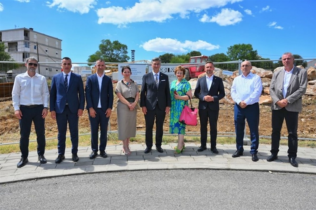 Premijer Plenković u društvu župana i gradonačelnika Drniša obišao gradilište Centra za starije osobe u Drnišu