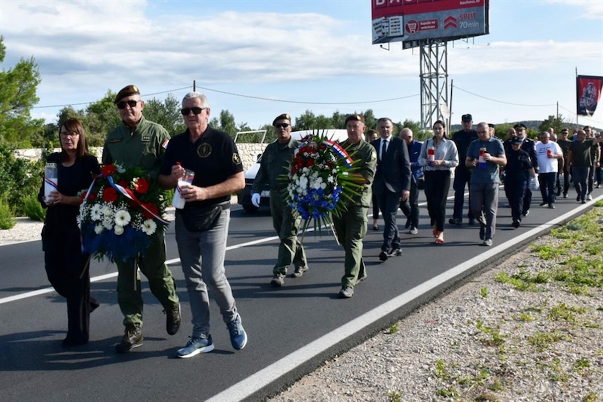Položeni vijenci i zapaljene svijeće u spomen na Marinka Karduma, prvog hrvatskog branitelja poginulog u obrani Šibenika