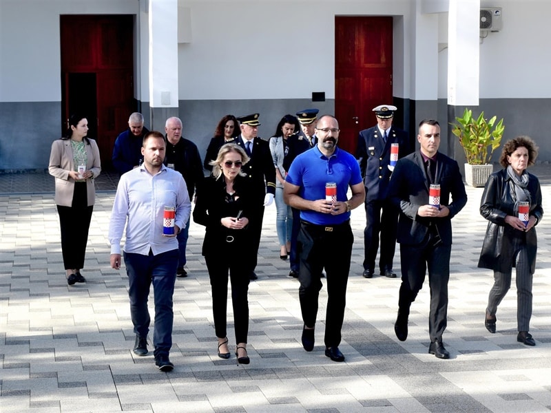 Polaganjem vijenaca i paljenjem svijeća, u Šibeniku obilježen blagdan Svih svetih i Dušni dan
