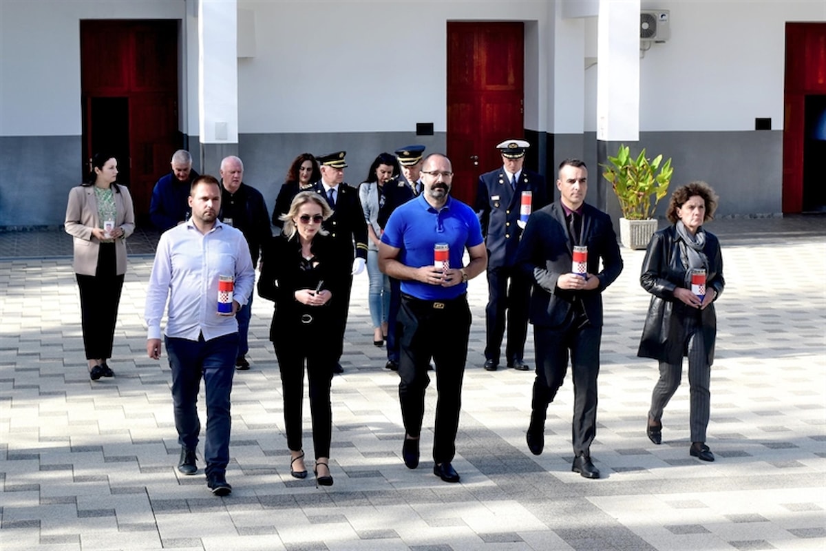 Polaganjem vijenaca i paljenjem svijeća, u Šibeniku obilježen blagdan Svih svetih i Dušni dan