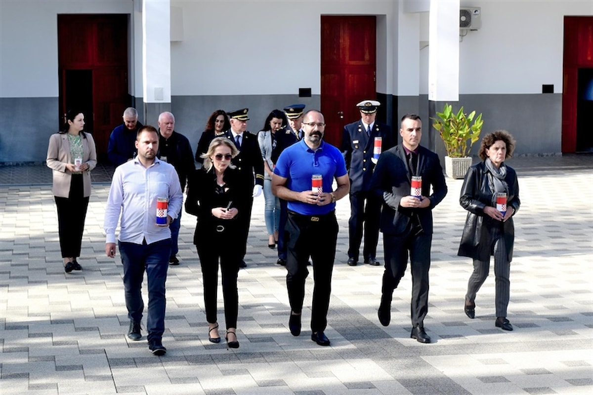 Polaganjem vijenaca i paljenjem svijeća, u Šibeniku obilježen blagdan Svih svetih i Dušni dan