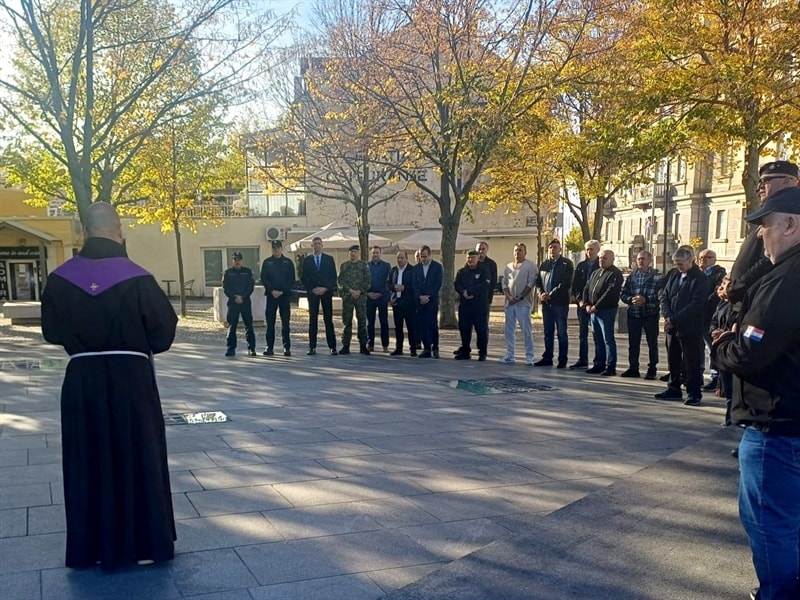 Polaganjem vijenaca i paljenjem svijeća, u Kninu obilježen blagdan Svih svetih i Dušni dan