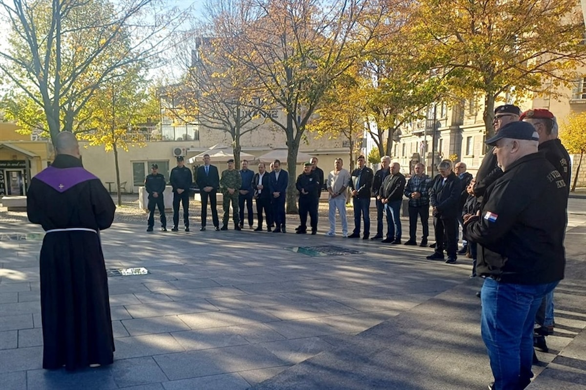 Polaganjem vijenaca i paljenjem svijeća, u Kninu obilježen blagdan Svih svetih i Dušni dan