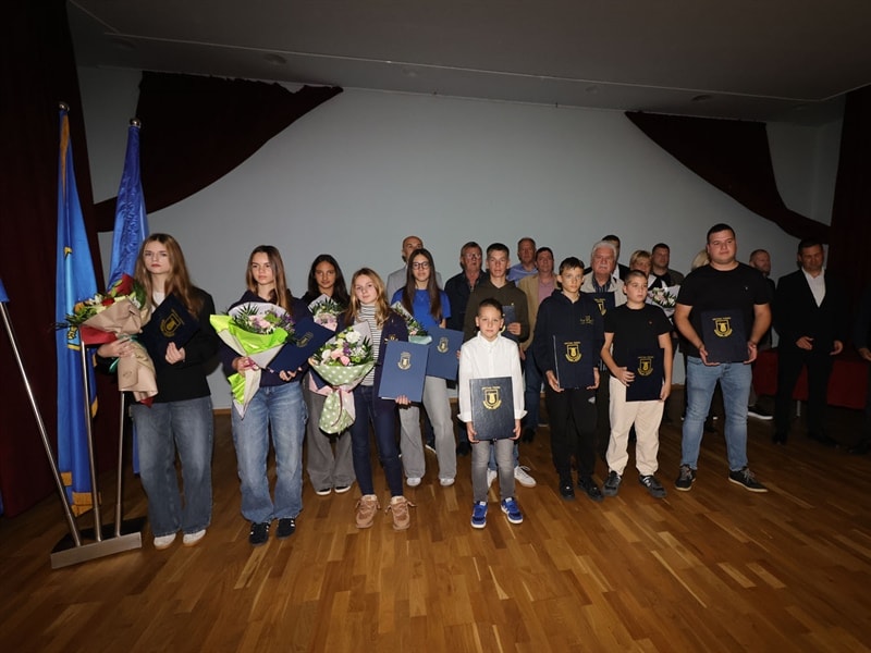 U Tisnom održana svečana sjednica Općinskog vijeća: Dodijeljena priznanja zaslužnim pojedincima i udrugama