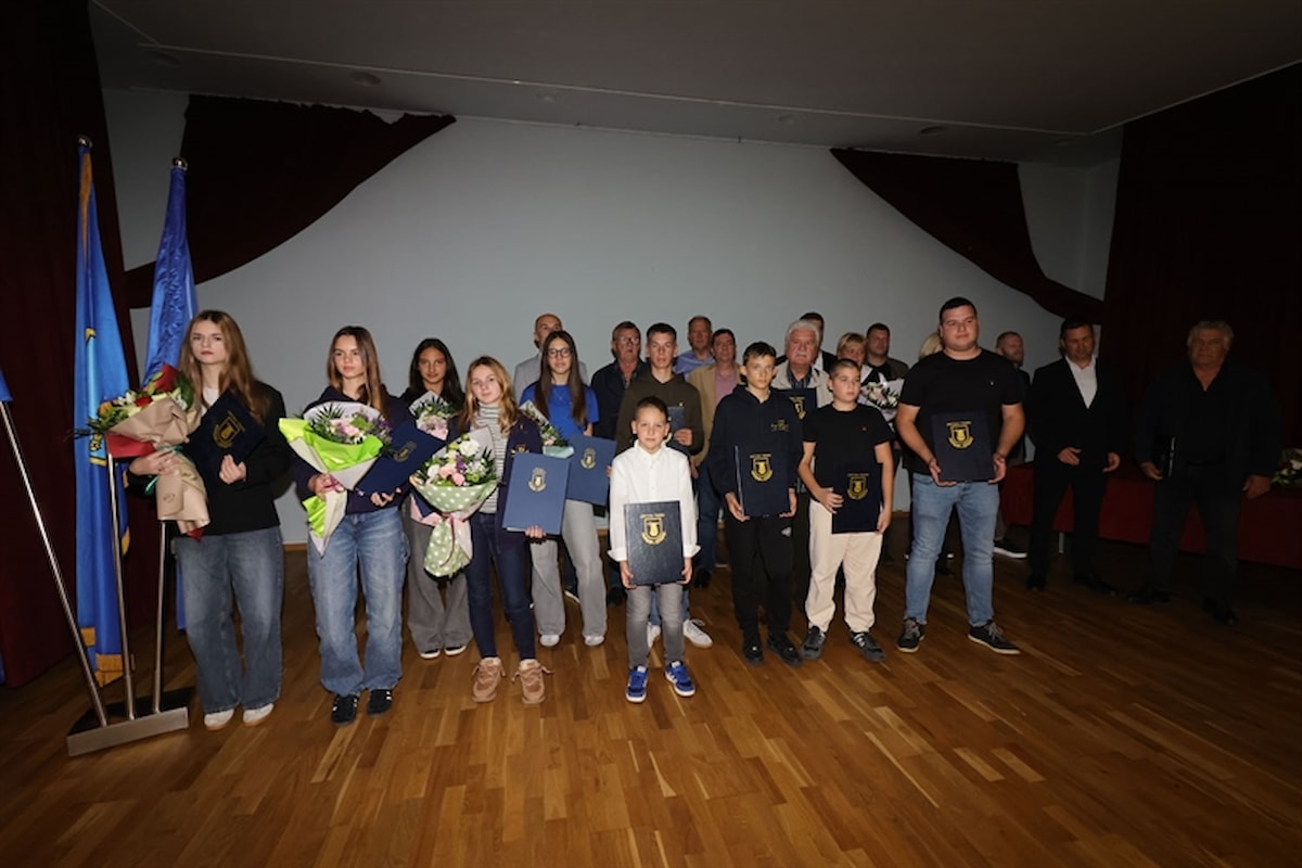 U Tisnom održana svečana sjednica Općinskog vijeća: Dodijeljena priznanja zaslužnim pojedincima i udrugama