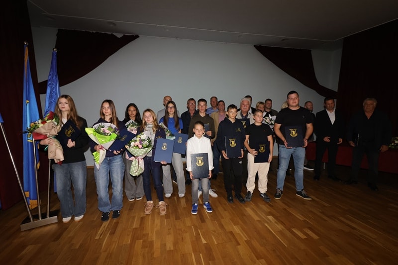 U Tisnom održana svečana sjednica Općinskog vijeća: Dodijeljena priznanja zaslužnim pojedincima i udrugama