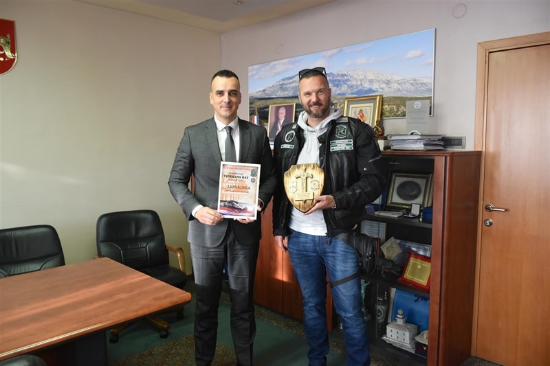 Župan Rakić primio Zahvalnicu „Zelenih vitezova“ za podršku humanitarnom moto defileu