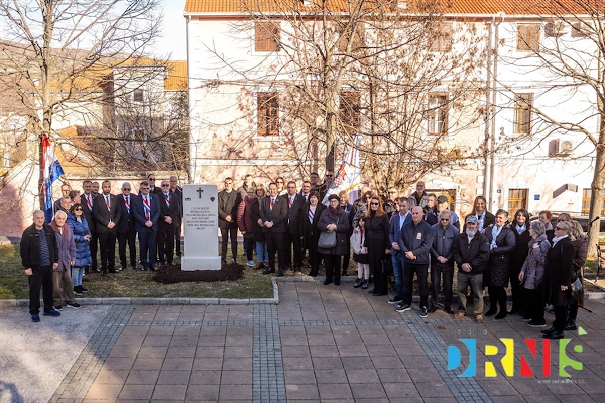 U Drnišu postavljena spomen-ploča povodom 1100. obljetnice Hrvatskoga Kraljevstva