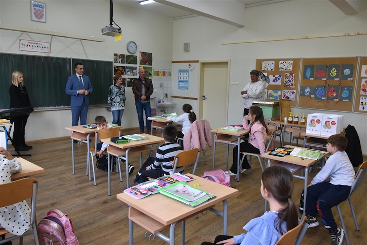 Školski medni dan u Pirovcu: Prvašići dobili prigodne pakete i teglicu meda