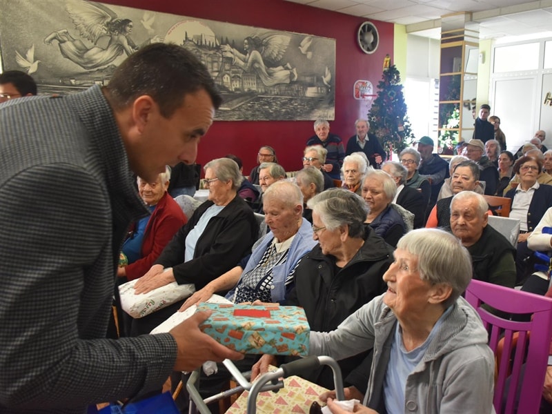 Župan Paško Rakić u blagdanskom posjetu korisnicima Cvjetnog doma