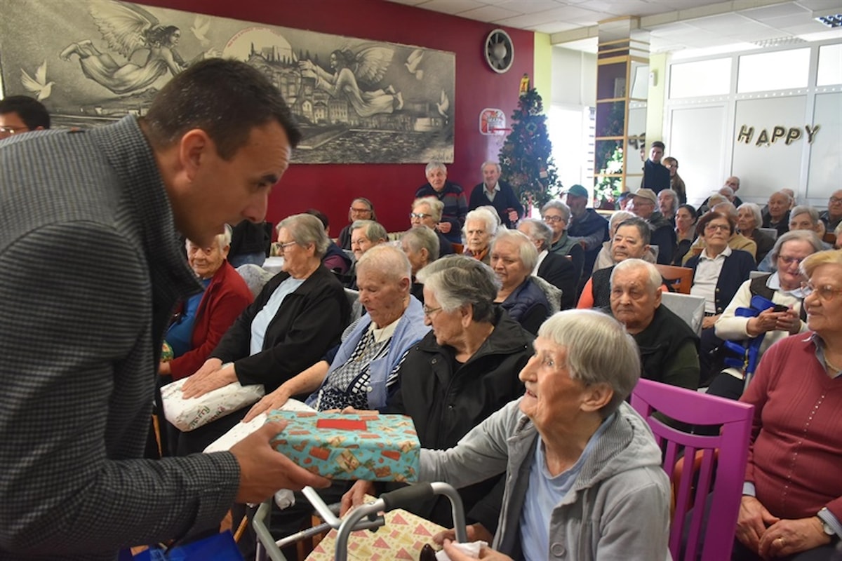 Župan Paško Rakić u blagdanskom posjetu korisnicima Cvjetnog doma