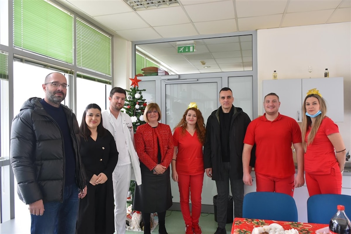 Župan i zamjenik gradonačelnika tradicionalno obišli djelatnike dežurnih i hitnih službi u Šibeniku