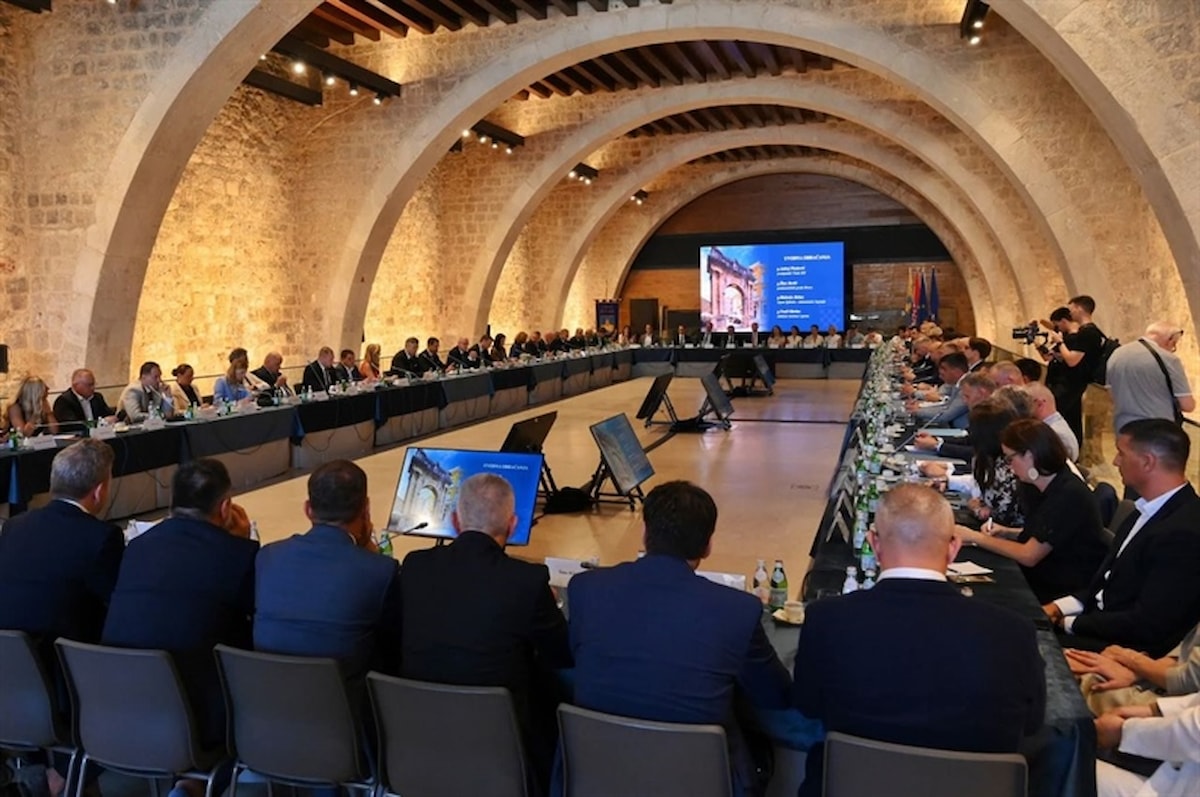 Zamjenik župana na sjednici Vijeća za upravljanje razvojem turizma u Hvaru