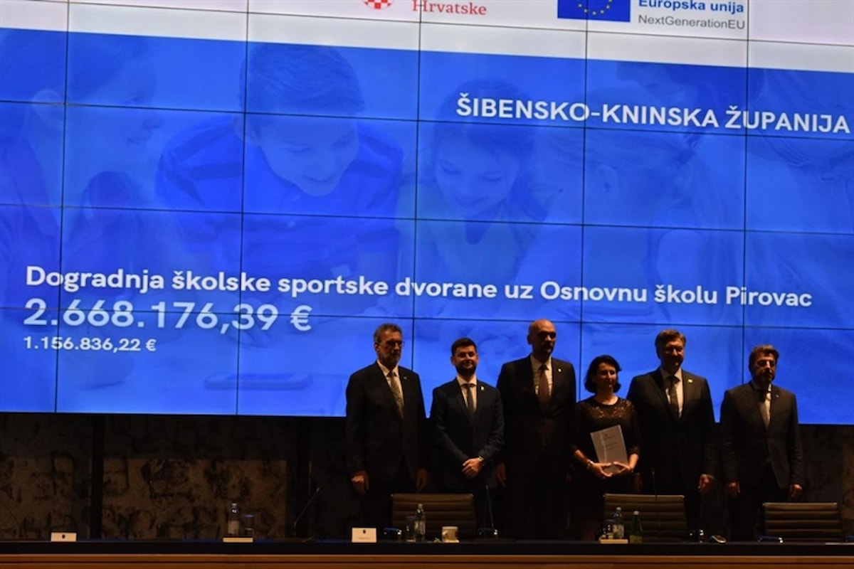 Županiji uručeni ugovori za dogradnju sportskih dvorana u osnovnim školama u Rogoznici i Pirovcu