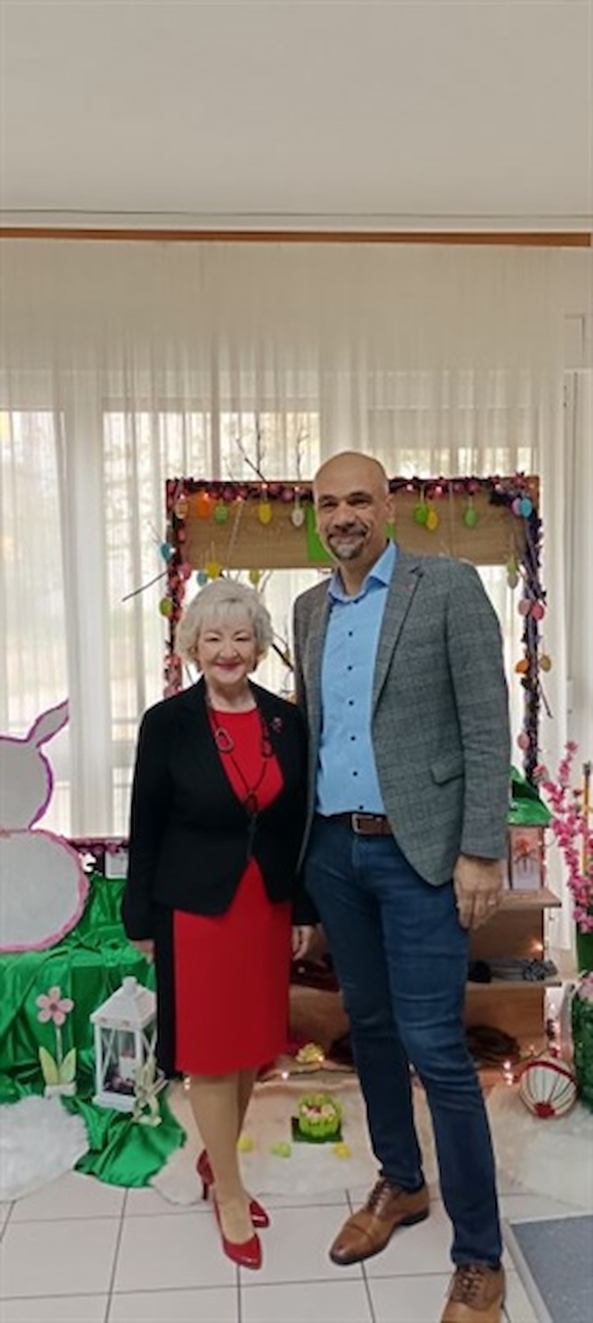Ususret najvećem kršćanskom blagdanu - Uskrsu, župan dr. sc. Marko Jelić danas je posjetio Dom za starije osobe Knin, te njegovim korisnicima podijelio tradicionalne uskrsne pogače