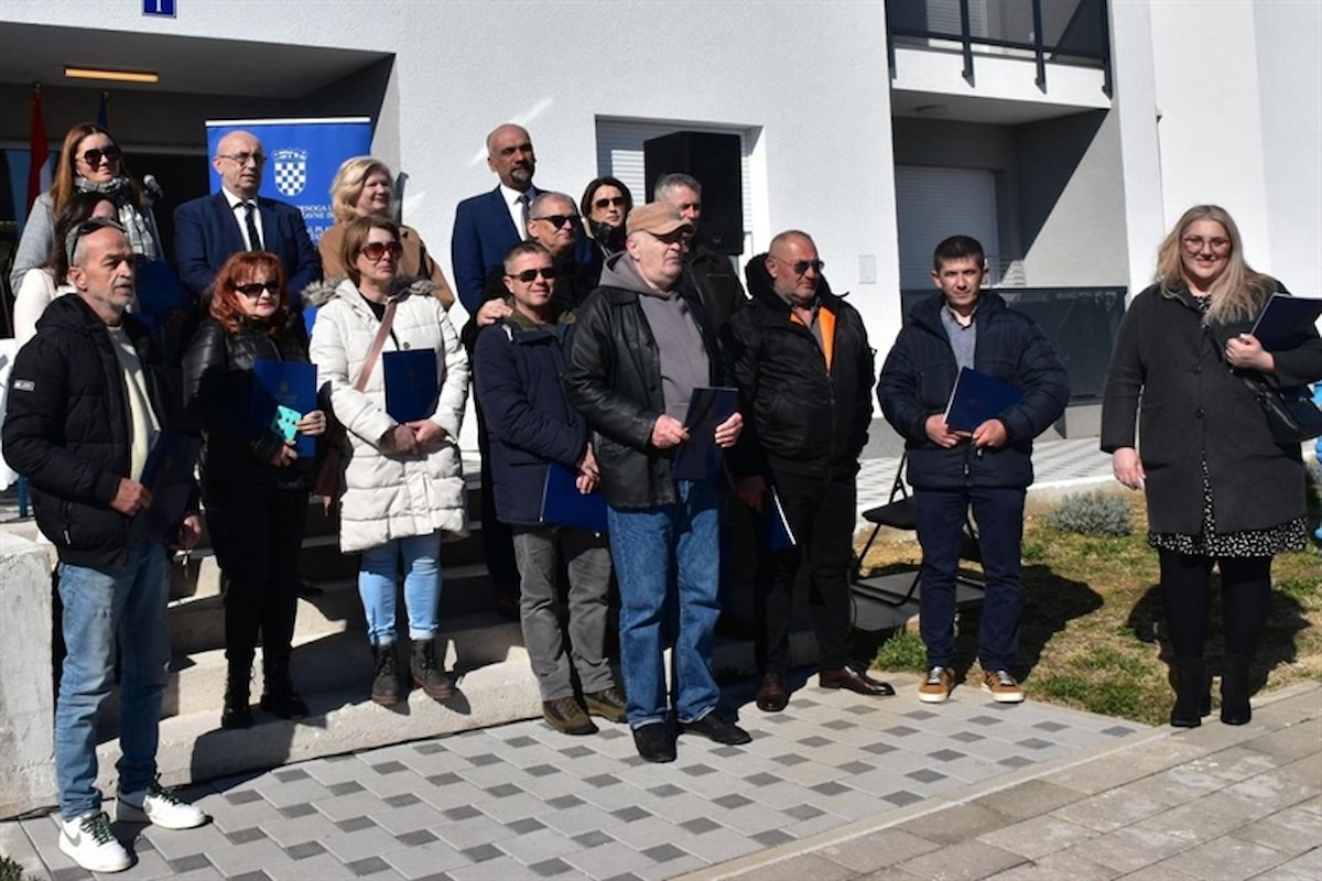 U Drnišu svečano uručeni ključevi novim stanarima s Liste prvenstva stambenog zbrinjavanja