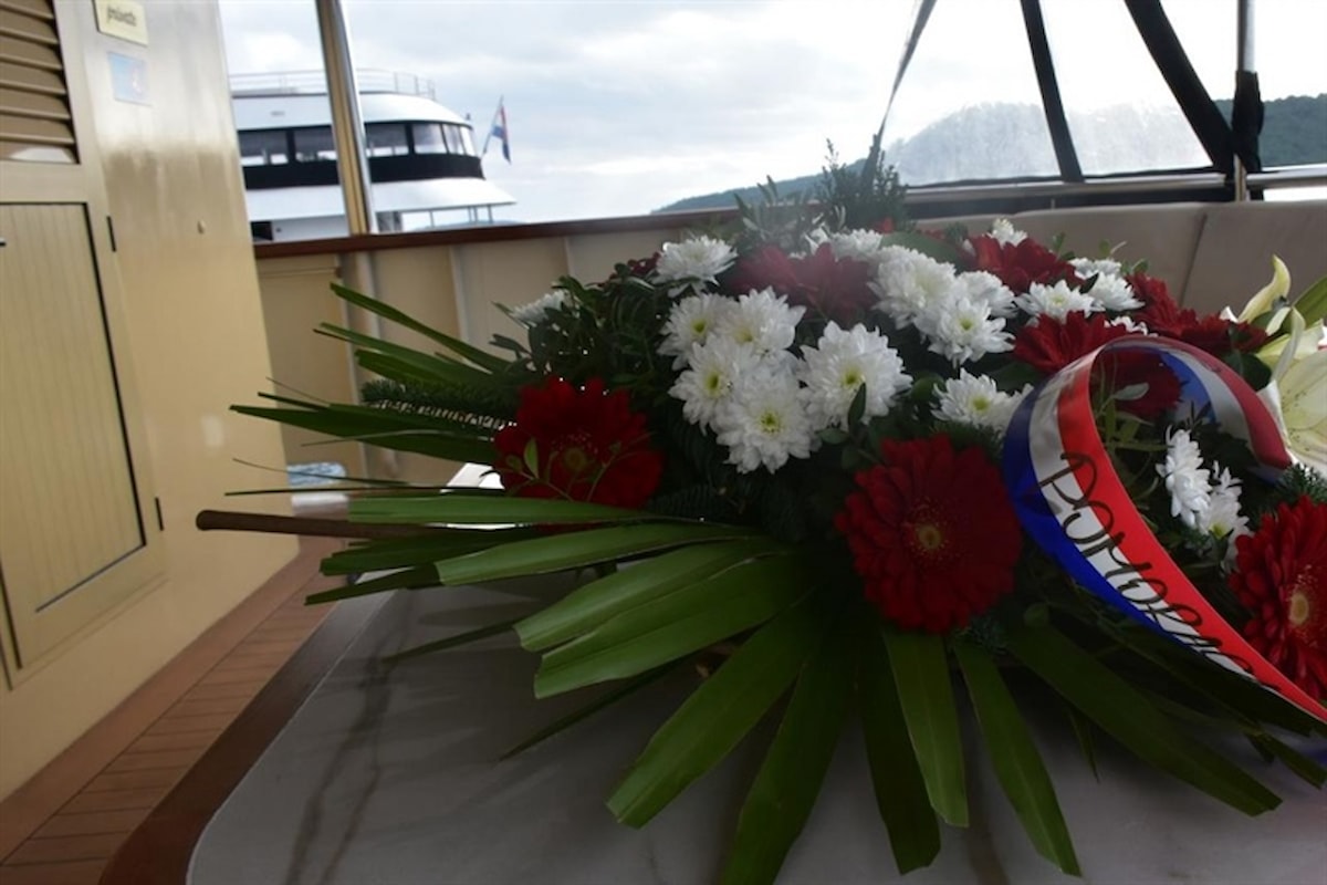 Povodom  sv. Nikole, održana sveta misa i položen vijenac u more u spomen na sve poginule pomorce