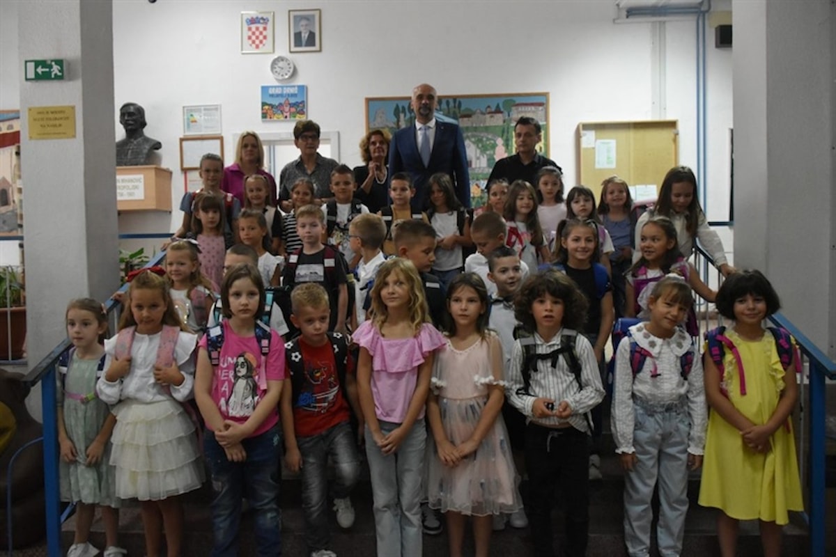 Prvog dana nove školske godine župan posjetio osnovnu školu u Drnišu