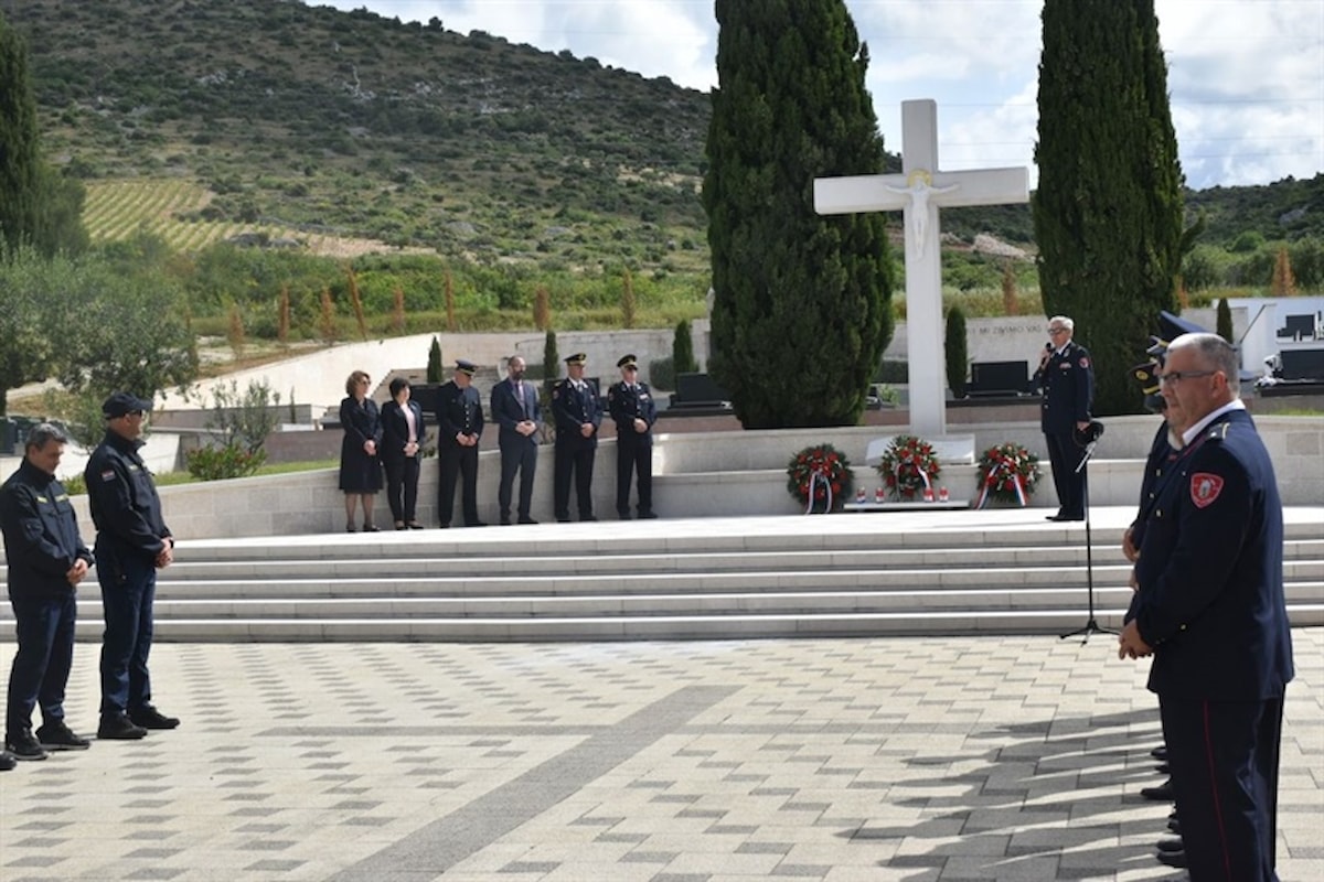 Polaganjem vijenaca obilježen dan sv. Florijana, zaštitnika vatrogasaca