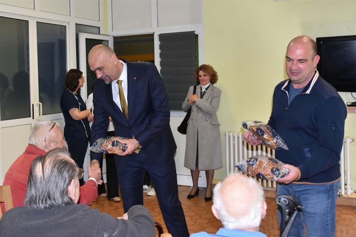 Župan podijelio Uskršnje pogače korisnicima i djelatnicima Cvjetnog doma u Šibeniku