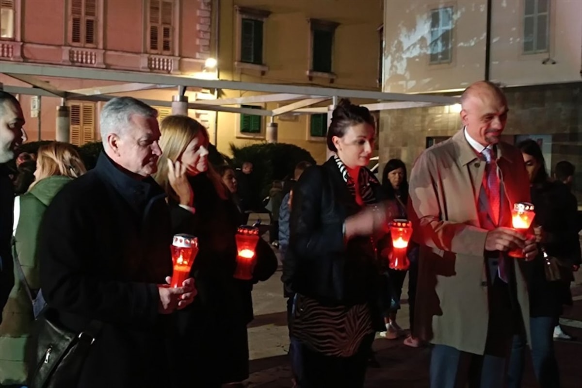 U Šibeniku zapaljene svijeće u spomen na žrtve Domovinskog rata te žrtvu Vukovara i Škabrnje