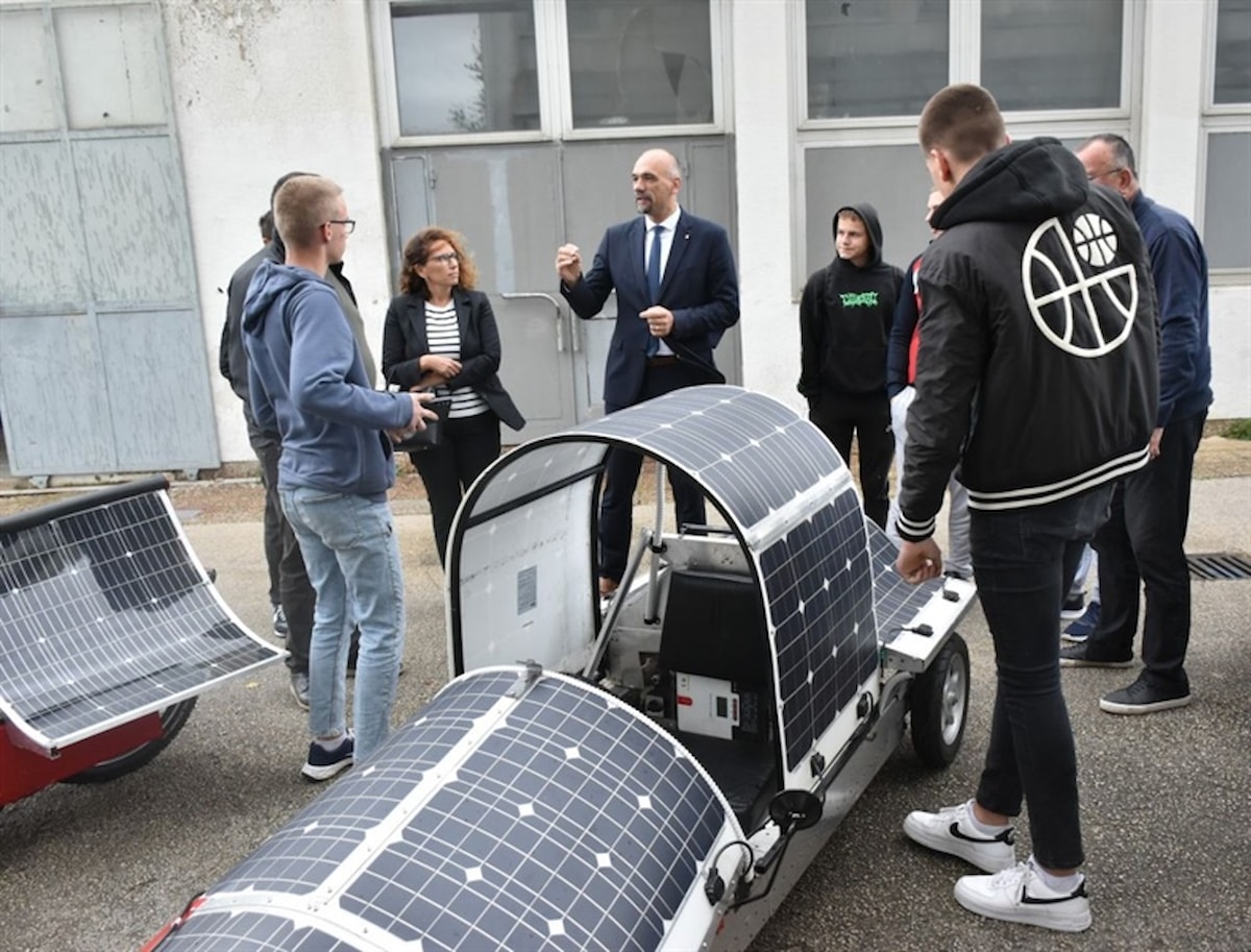 Župan posjetio mlade Kninjane koji su osvojili prvo mjesto na natjecanju solarnih automobila!