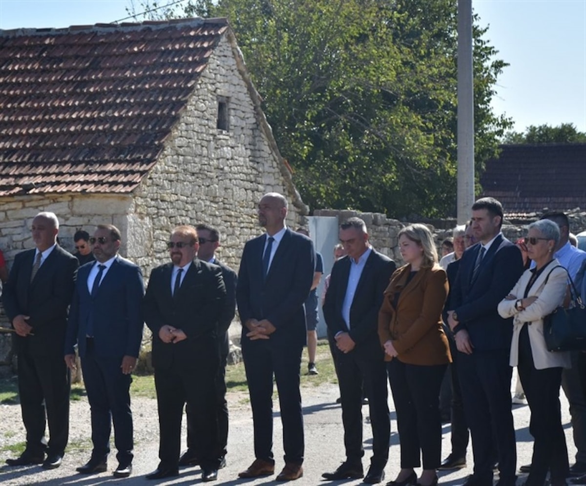 Župan i zamjenik župana na komemoraciji u selu Varivode