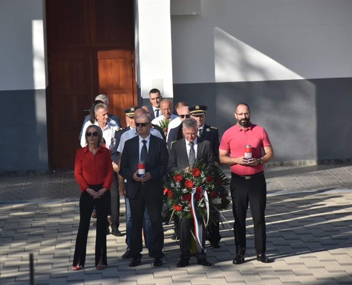 Uoči Dana grada Šibenika i blagdana svetog Mihovila, položeni vijenci na Gradskom groblju Kvanj