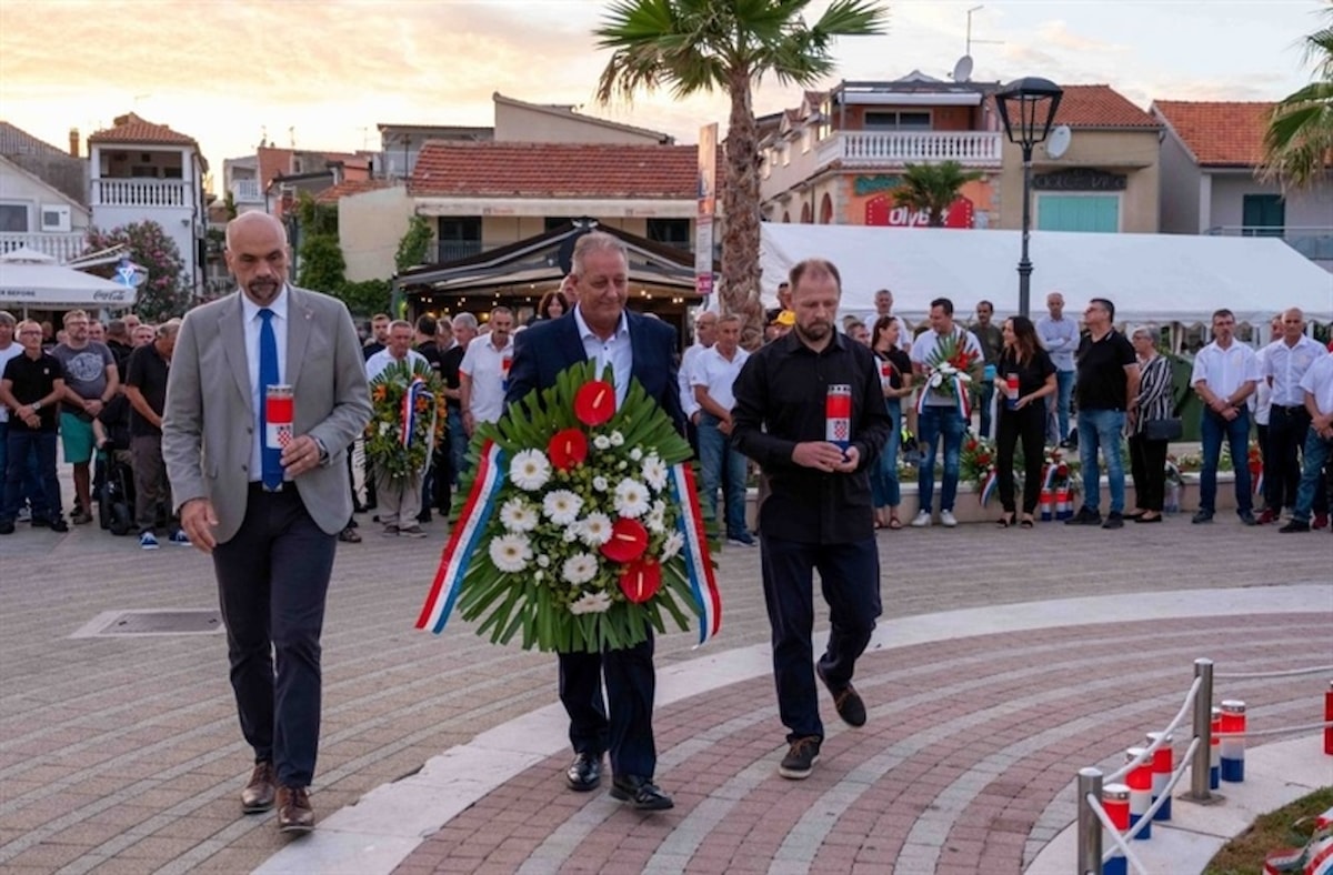„Srcem protiv čelika“: U Vodicama odana počast poginulim hrvatskim braniteljima