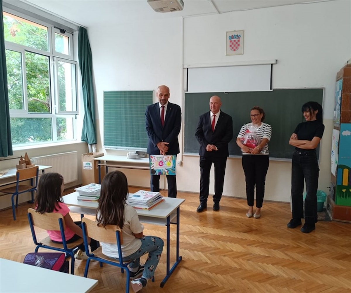 Prvog dana nove školske godine župan posjetio osnovnu školu u Unešiću i Mirlović Zagori