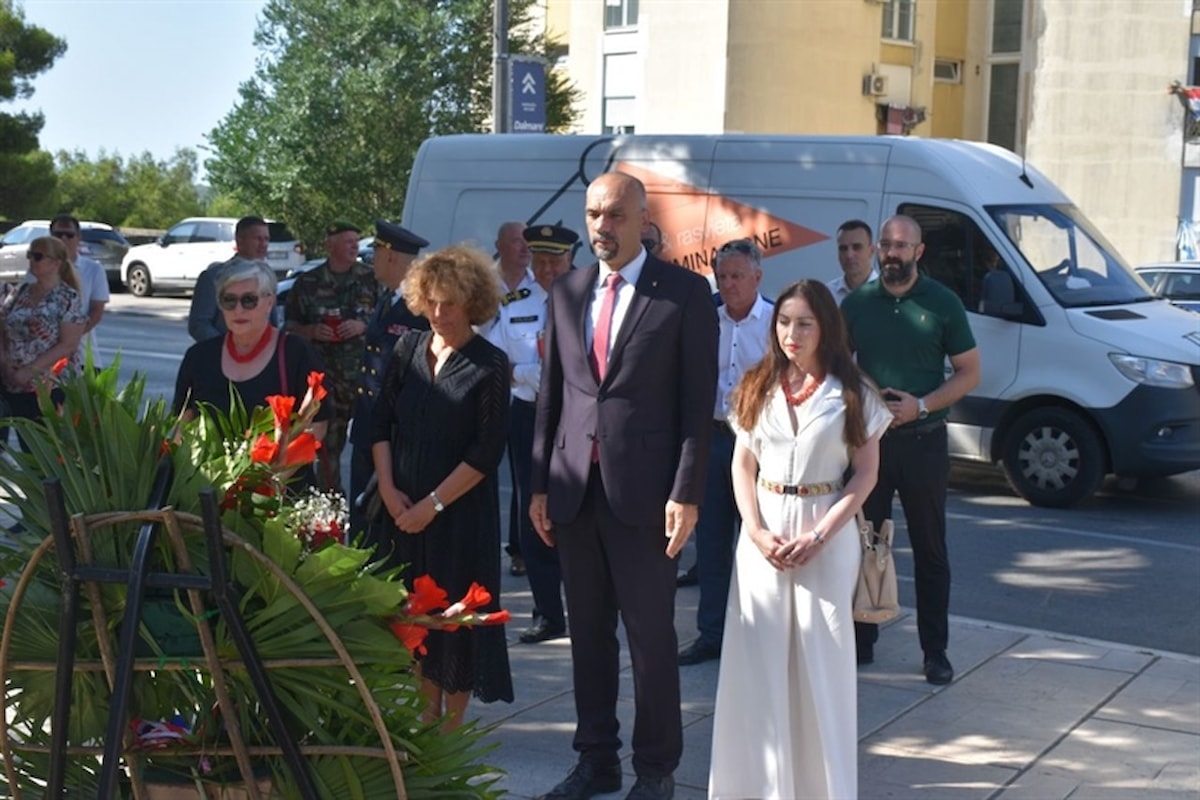 U povodu 28. obljetnice VRO „Oluja“ u Šibeniku položeni vijenci i zapaljene svijeće