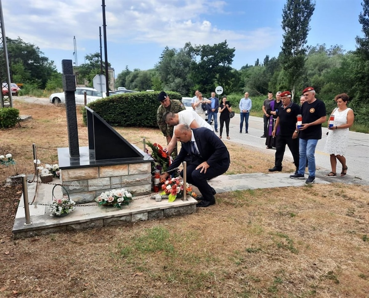 U povodu 28. obljetnice VRO „Oluja“ u Kninu položeni vijenci i zapaljene svijeće