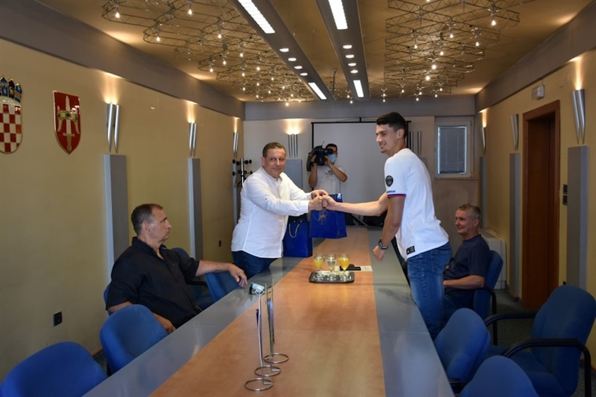Zamjenik župana Nikola Blažević primio sjajnog mladog atletičara  Marka Čeku i njegovog trenera Dražena Lasića
