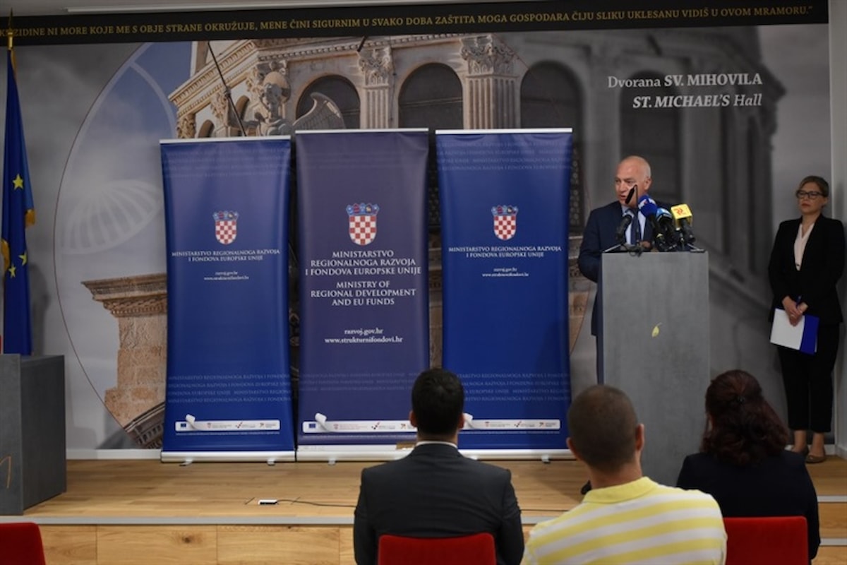 Ministar Pavić predstavnicima gradova i općina Šibensko-kninske županije uručio ugovore vrijedne preko 4,2 milijuna kuna