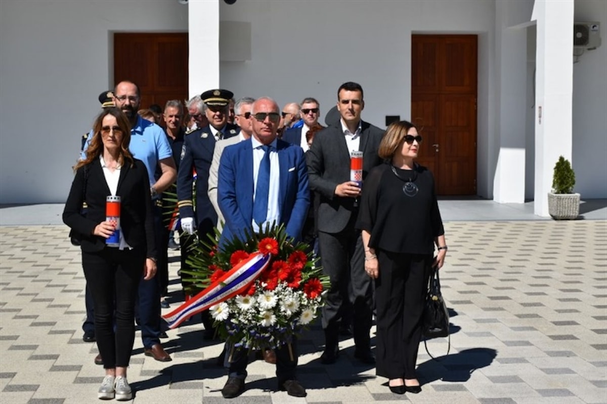 Izaslanstvo Šibensko-kninske županije odalo počast hrvatskim braniteljima  uoči Dana državnosti