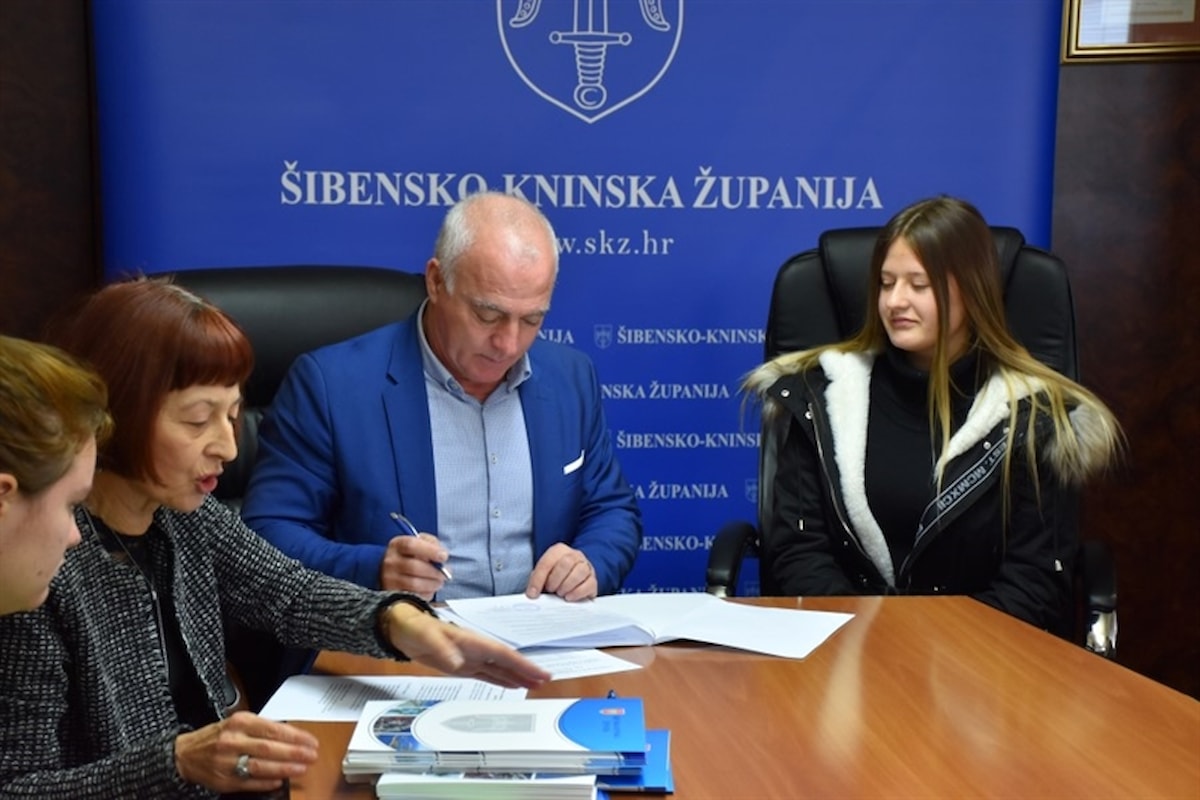 Potpisana 23 nova ugovora za stipendiranje učenika i studenata