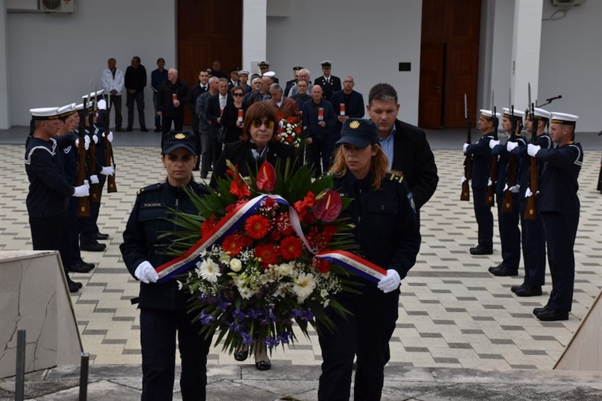 Uoči blagdana Svih svetih i Dušnog dana položeni vijenci i zapaljene svijeće
