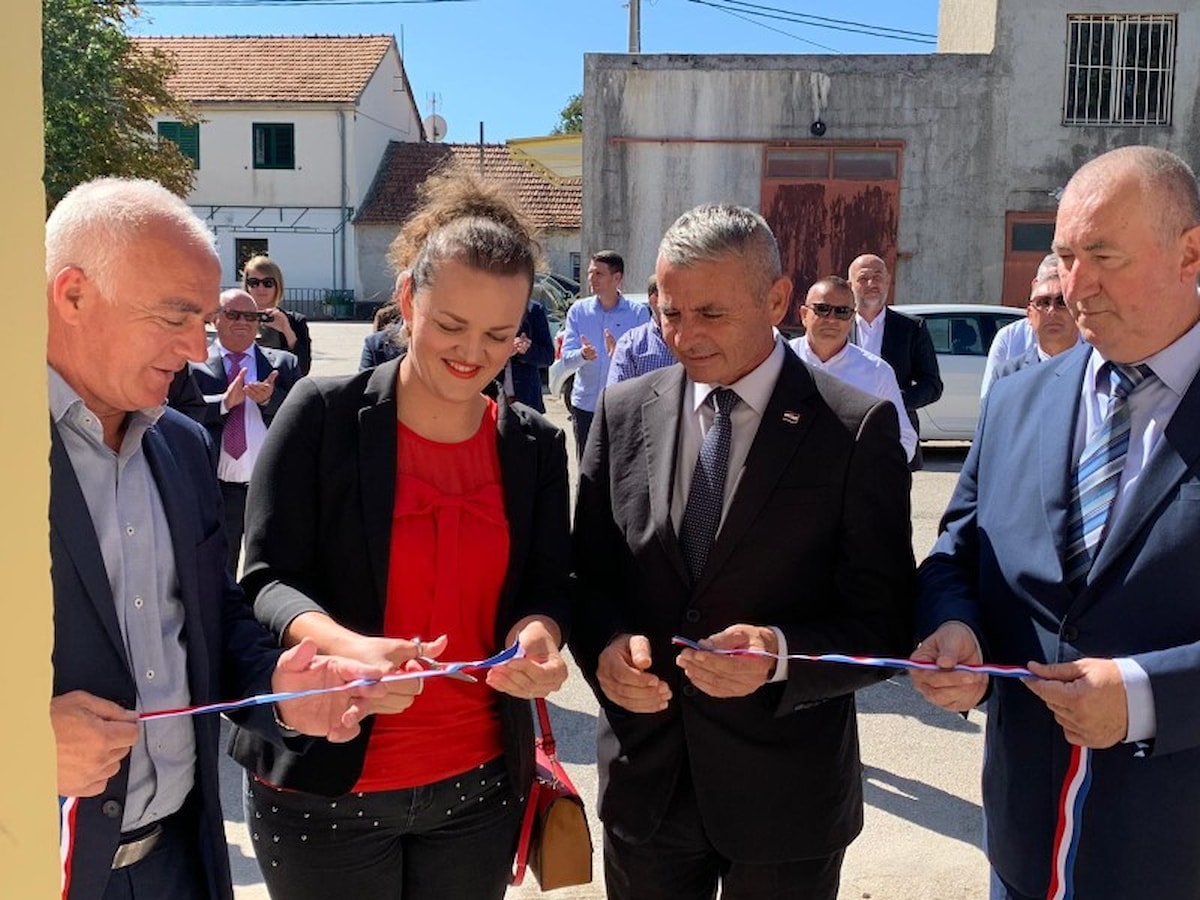 Svečanim presijecanjem vrpce otvoren Društveni dom u Unešiću i nerazvrstana cesta Unešić – Vinovo Donje