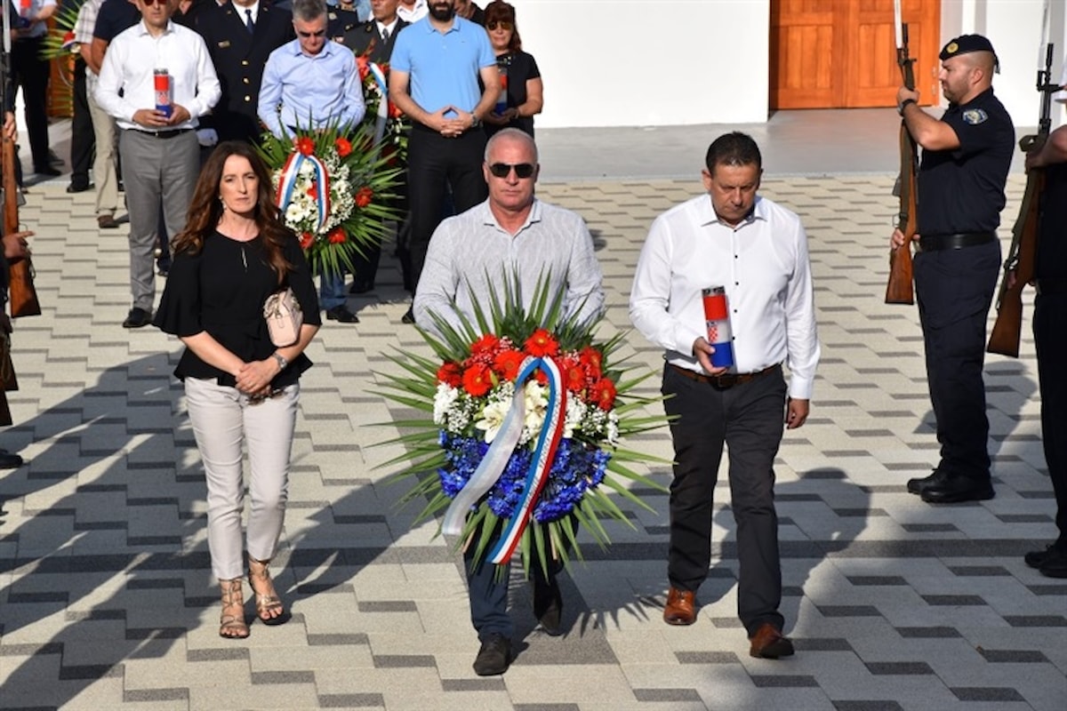 Uz Dan pobjede i domovinske zahvalnosti i Dan hrvatskih branitelja položeni vijenci i zapaljene svijeće