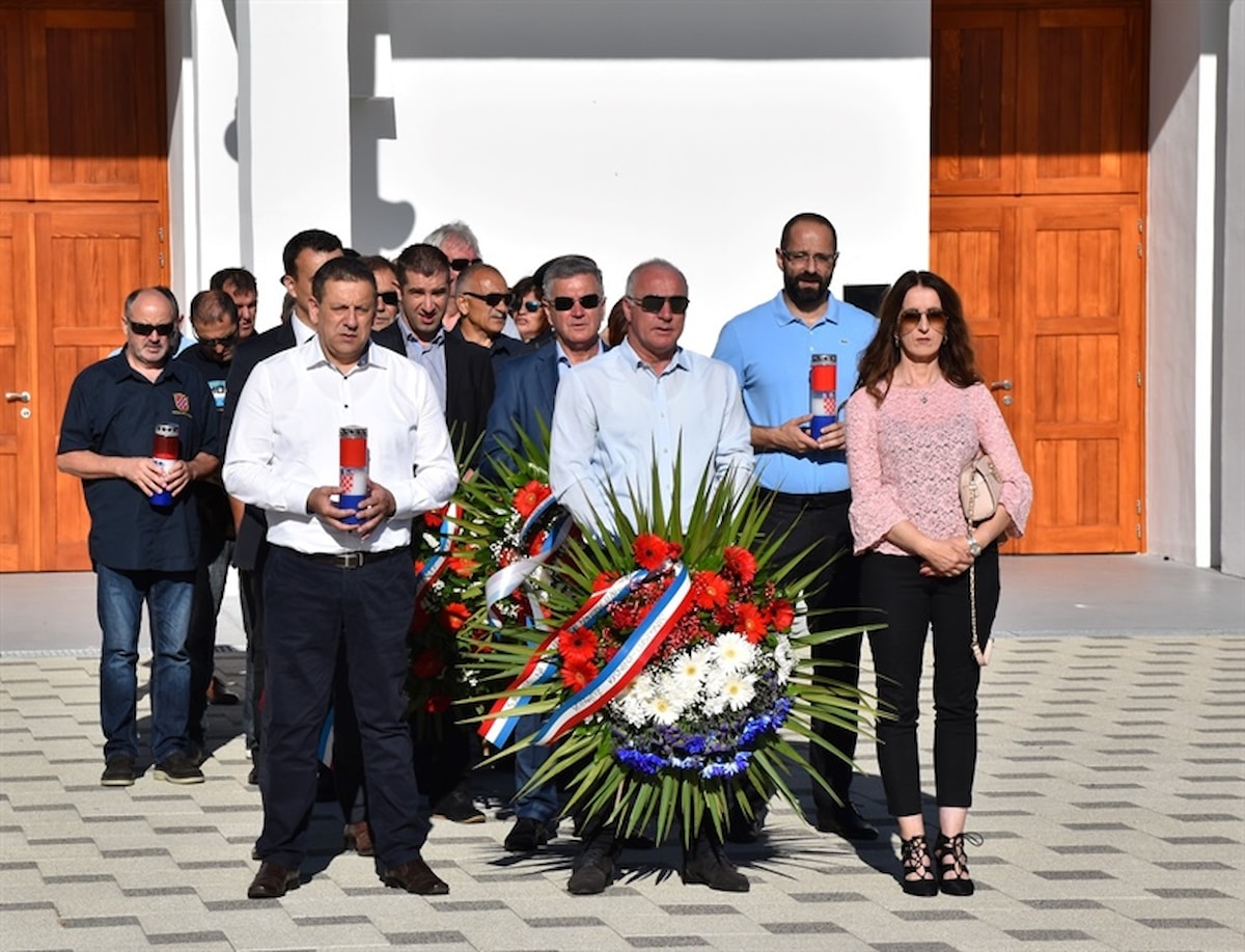 Uz Dan državnosti Republike Hrvatske položeni vijenci i zapaljene svijeće