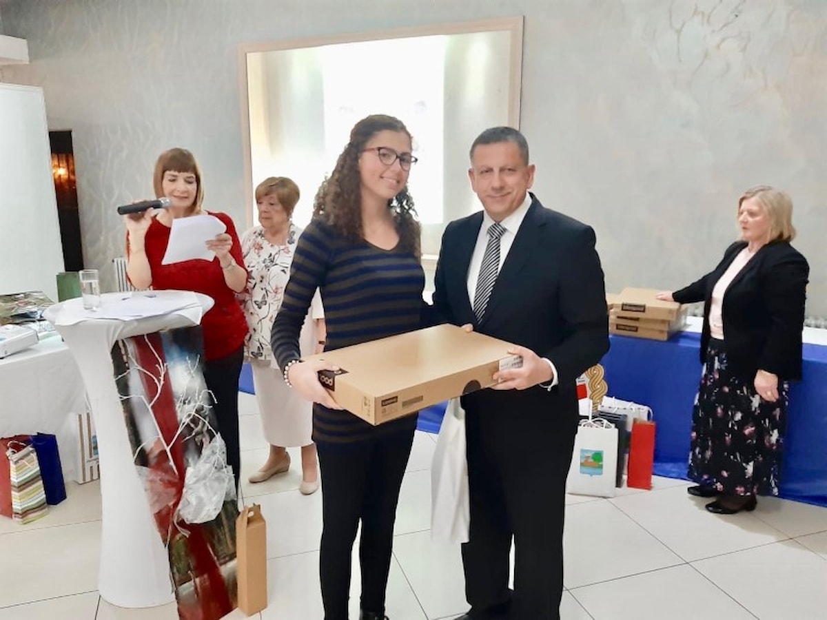 Zamjenik župana Nikola Blažević uručio prijenosno računalo učenici  Anamariji Palić