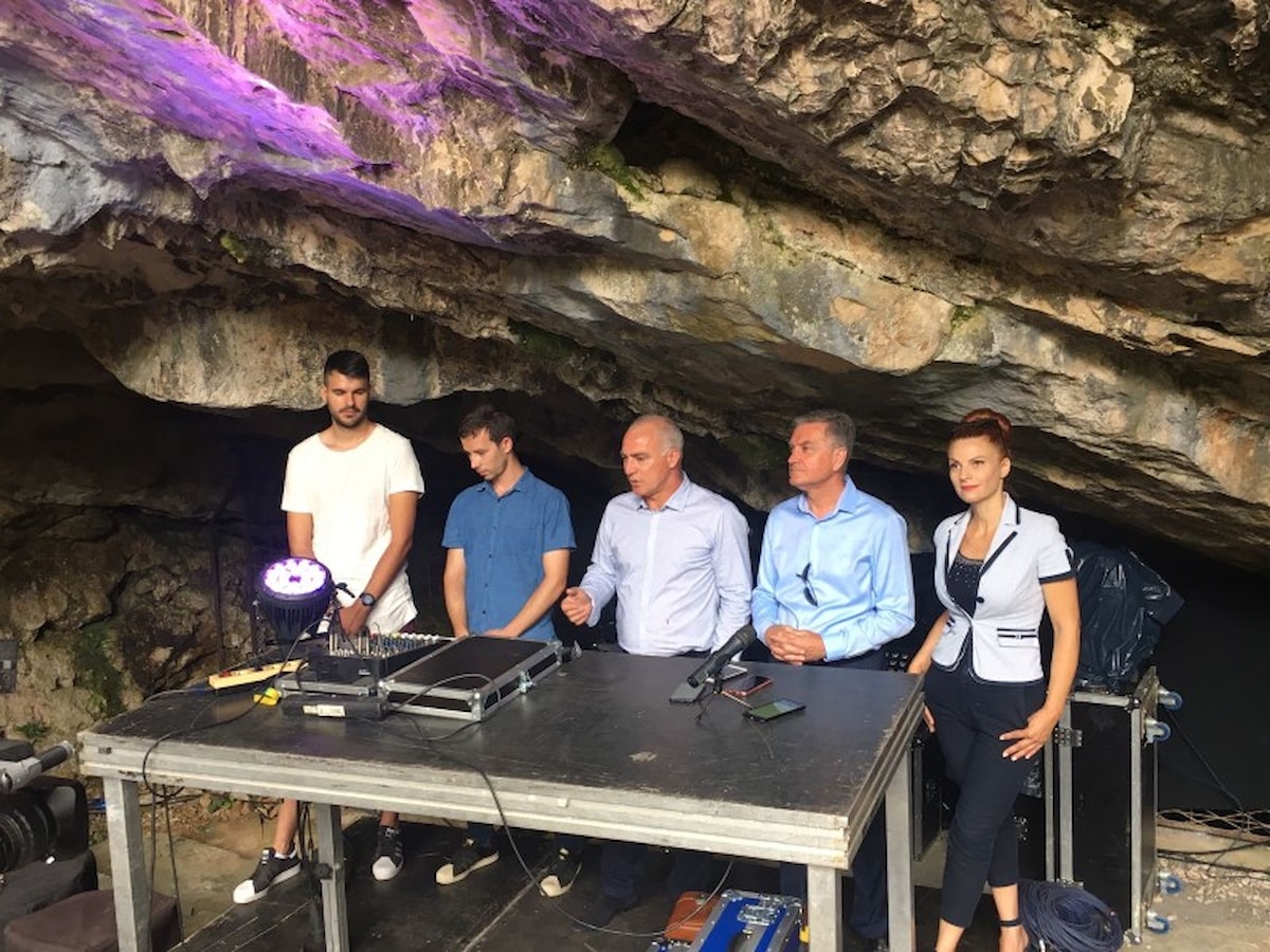 Šibenik dobio još jednu jedinstvenu ljetnu pozornicu, na ulazu u pećinu