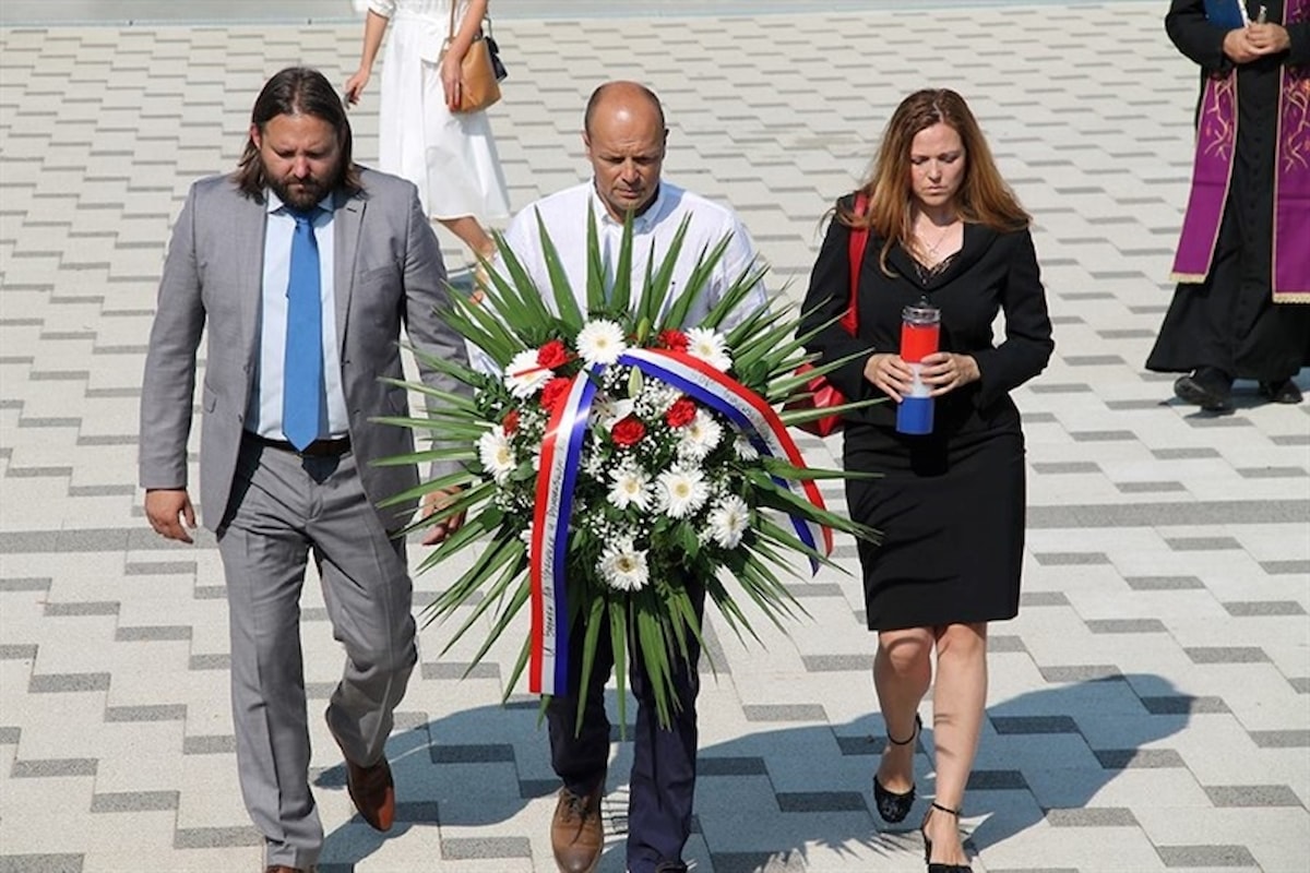 Uoči Dana antifašizma i Dana državnosti Republike Hrvatske položeni vijenci i zapaljene svijeće kod Središnjeg križa na gradskom groblju Kvanj