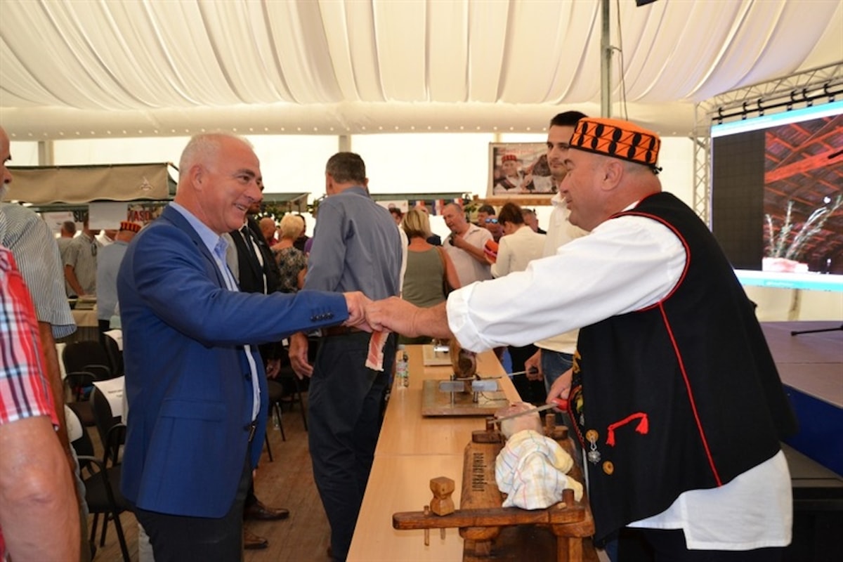 U Drnišu otvoren 4. Međunarodni festivala pršuta
