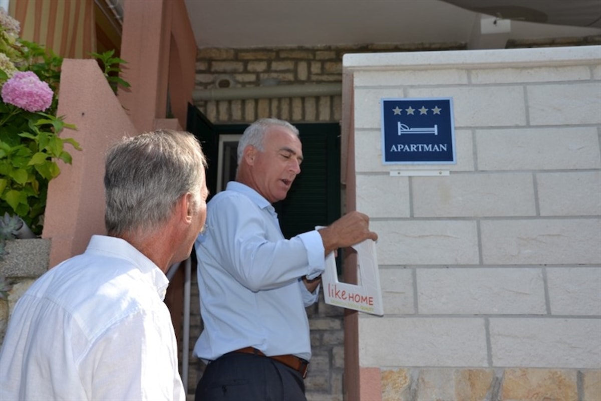 Obitelji Franić prva ploča "Like HOME" za apartmane Dupin u Prvić Šepurini