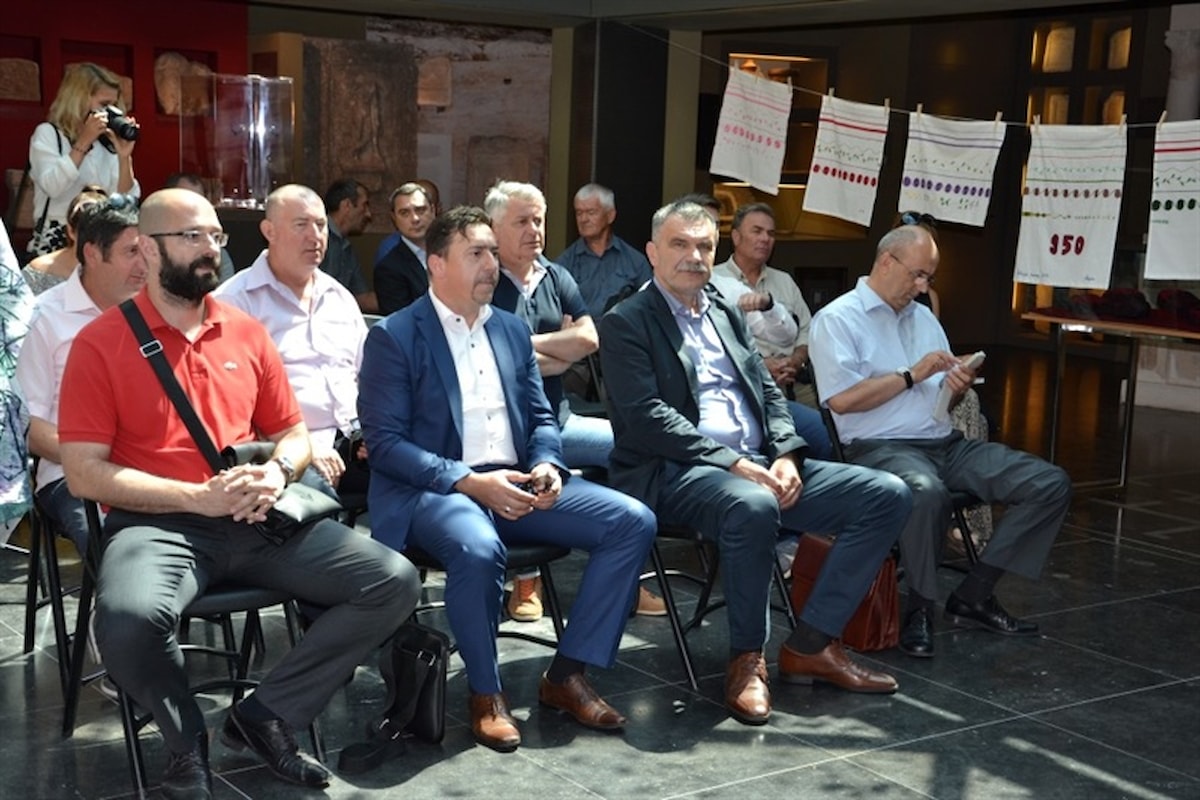 Ministar Lovro Kuščević osobno uručio odluke gradovima i općinama o dodjeli sredstava kapitalne pomoći za poticanje razvoja komunalnog gospodarstva i komunalnog standarda