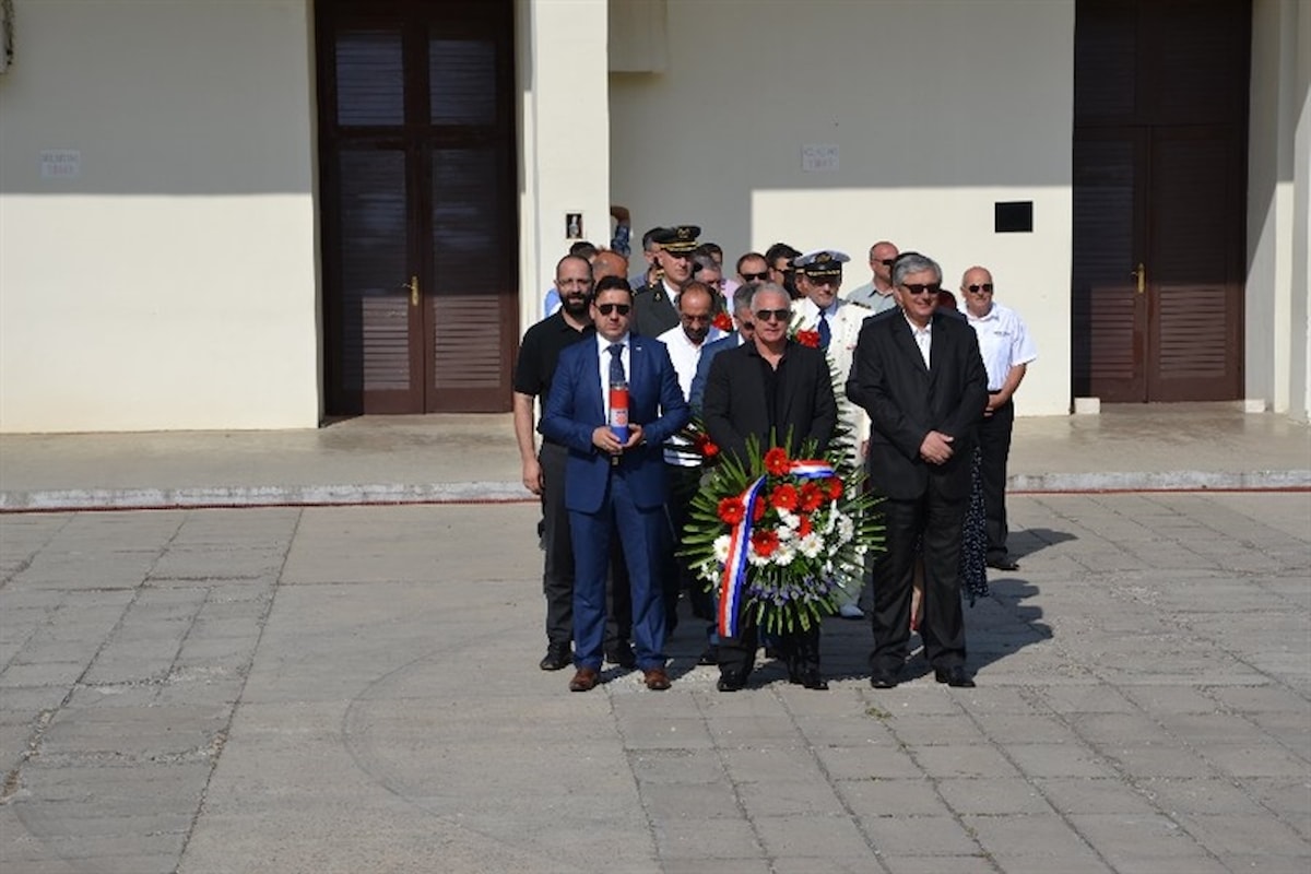 Uoči Dana državnosti  Republike Hrvatske položeni  vijenci kod središnjeg križa