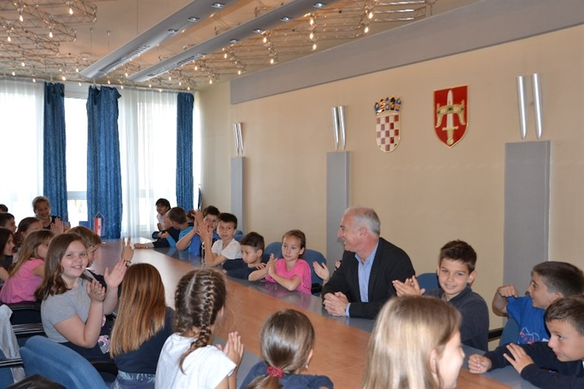 Županu u posjet stigli učenici Katoličke Osnovne škole