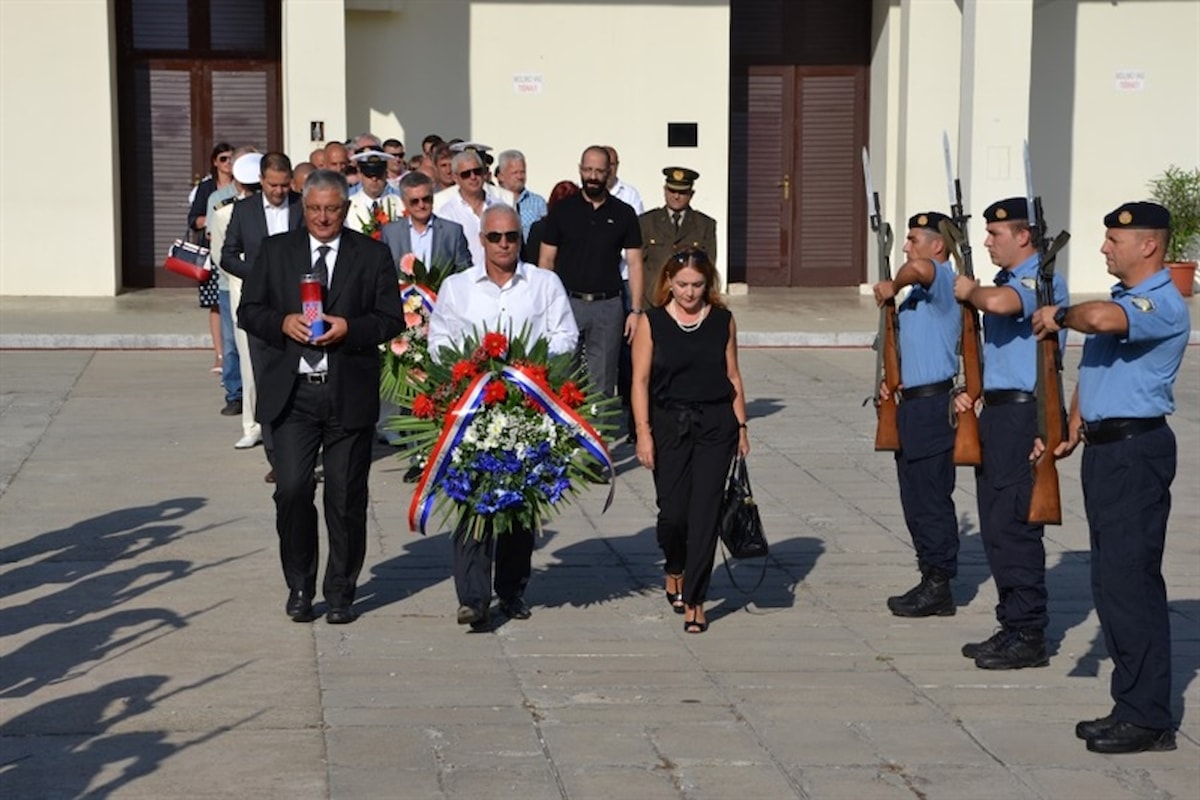 Uoči Dana pobjede i domovinske zahvalnosti i Dana hrvatskih branitelja polaganjem vijenaca odana počast poginulim braniteljima u Domovinskom ratu